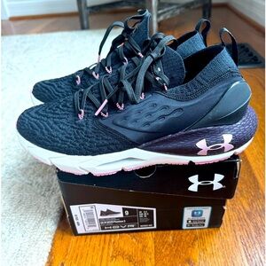 Under Armour woman’s HOVR Phantom 2 black and pink size 9.  NEW IN BOX
